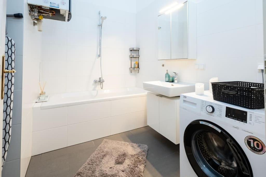 וינה Orestaliving - Spacious 2Br On The Danube Canal מראה חיצוני תמונה